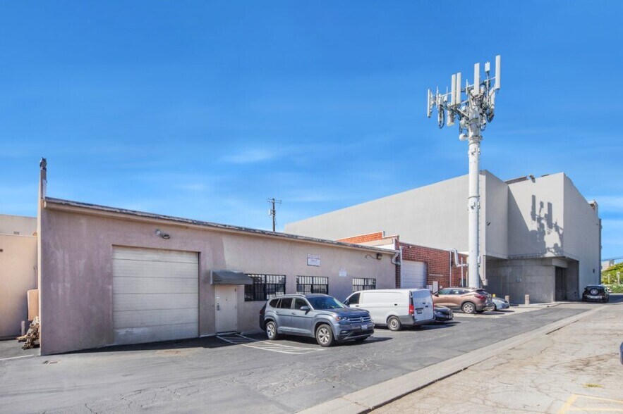 2222 S Barrington Ave, Los Angeles, CA à vendre - Photo du bâtiment - Image 2 de 4