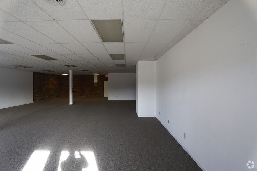 126 W Main St, Sterling, CO for lease - Interior Photo - Image 2 of 5