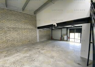 Flex in Éragny for lease Interior Photo- Image 2 of 4