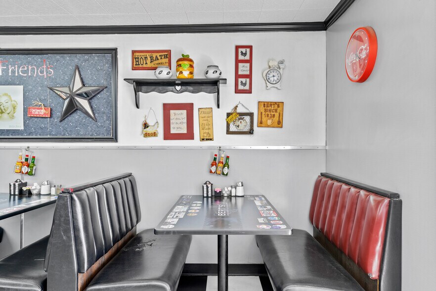 Restaurant + Apartment portefeuille de 2 propriétés à vendre sur LoopNet.ca - Photo du bâtiment - Image 3 de 12