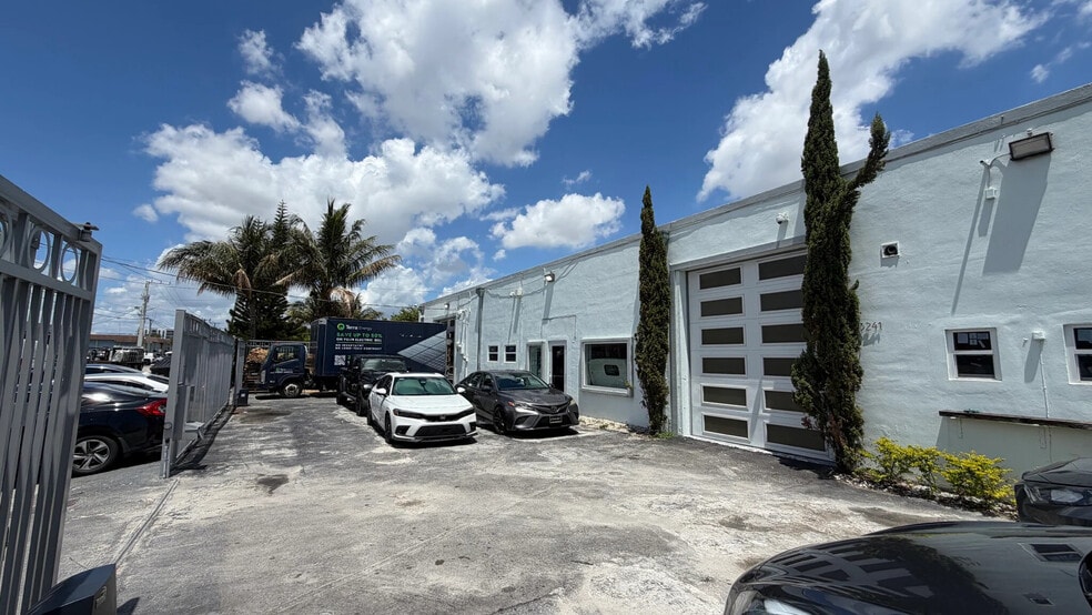 3241-3249 NW 38th St, Miami, FL for lease - Building Photo - Image 3 of 7