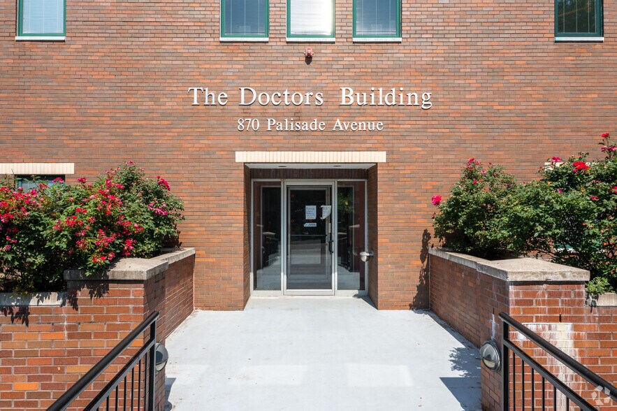 870 Palisade Ave, Teaneck, NJ à vendre - Photo du bâtiment - Image 3 de 4