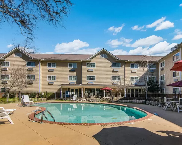 3662 Victory Dr, Columbus, GA for sale - Building Photo - Image 3 of 8