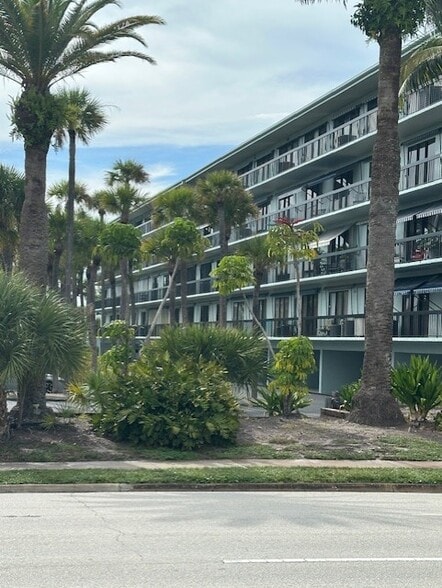 2335 Tamiami Trl N, Naples, FL for lease - Building Photo - Image 2 of 4