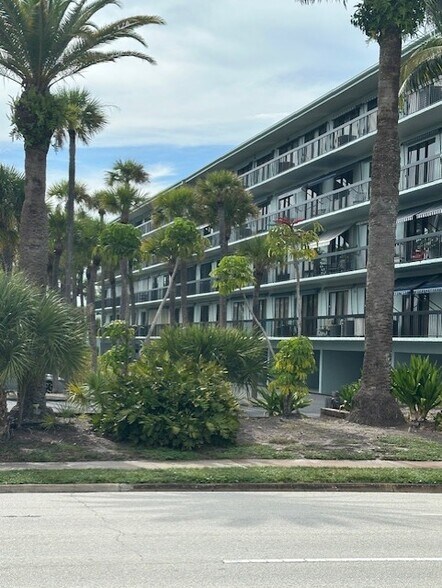 2335 Tamiami Trl N, Naples, FL à louer - Photo du bâtiment - Image 2 de 4