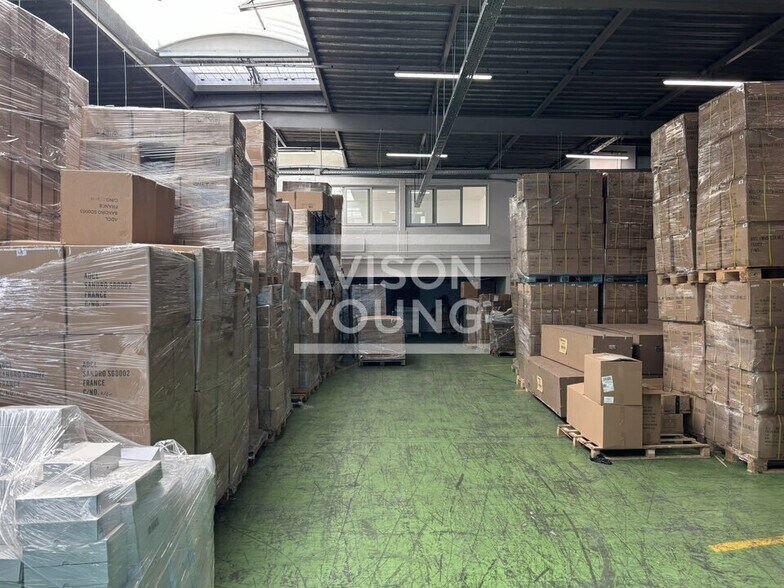 Flex in Montreuil for lease - Interior Photo - Image 3 of 7