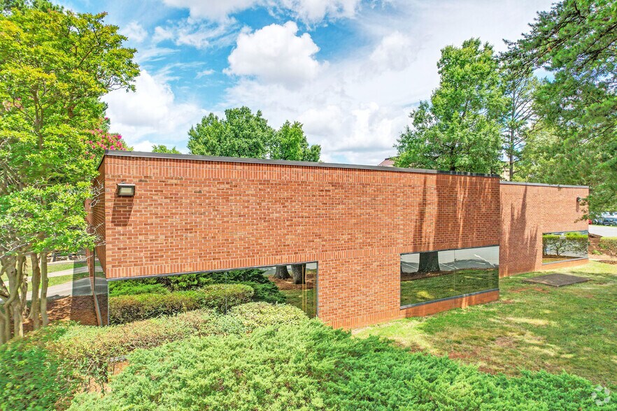 5715 Westpark Dr, Charlotte, NC à louer - Photo du bâtiment - Image 2 de 6