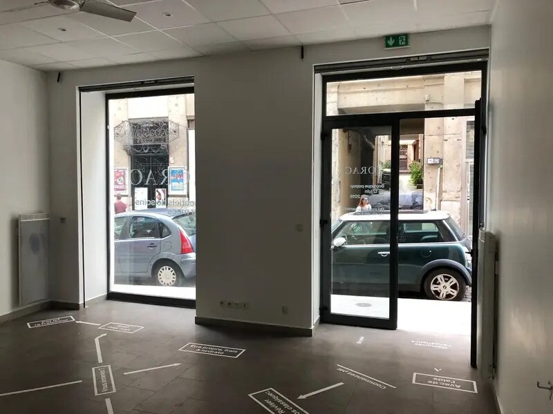Retail in Lyon for lease Interior Photo- Image 1 of 6