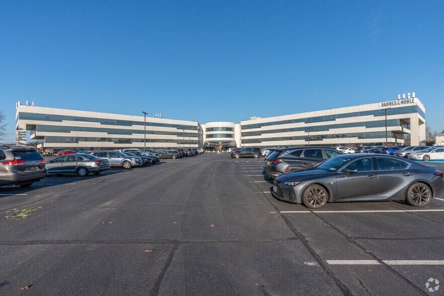 1400 Old Country Rd, Westbury, NY à louer - Photo du bâtiment - Image 2 de 9