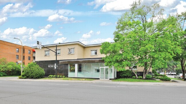 Plus de détails pour 2645 Boul Henri-Bourassa E, Montréal, QC - Commerce de détail à vendre