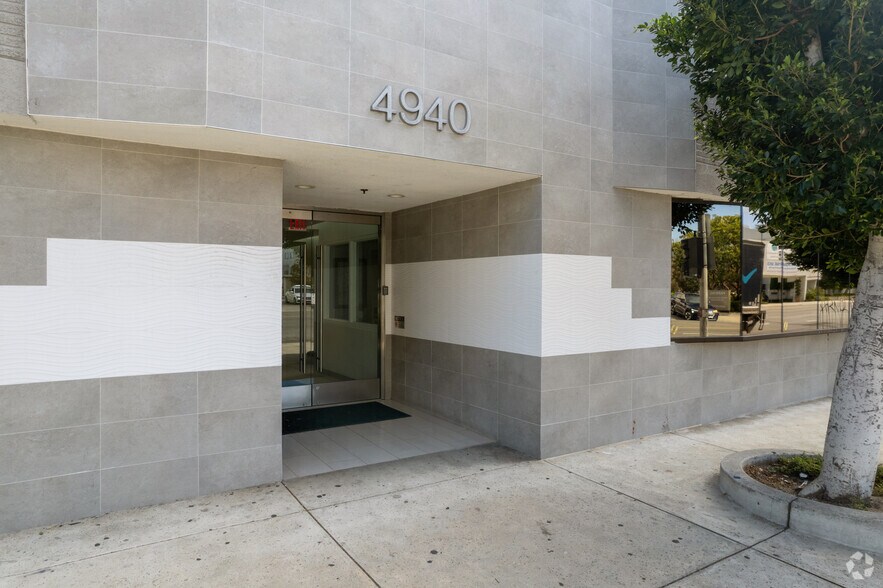 4940 Van Nuys Blvd, Sherman Oaks, CA à louer - Photo du bâtiment - Image 2 de 22