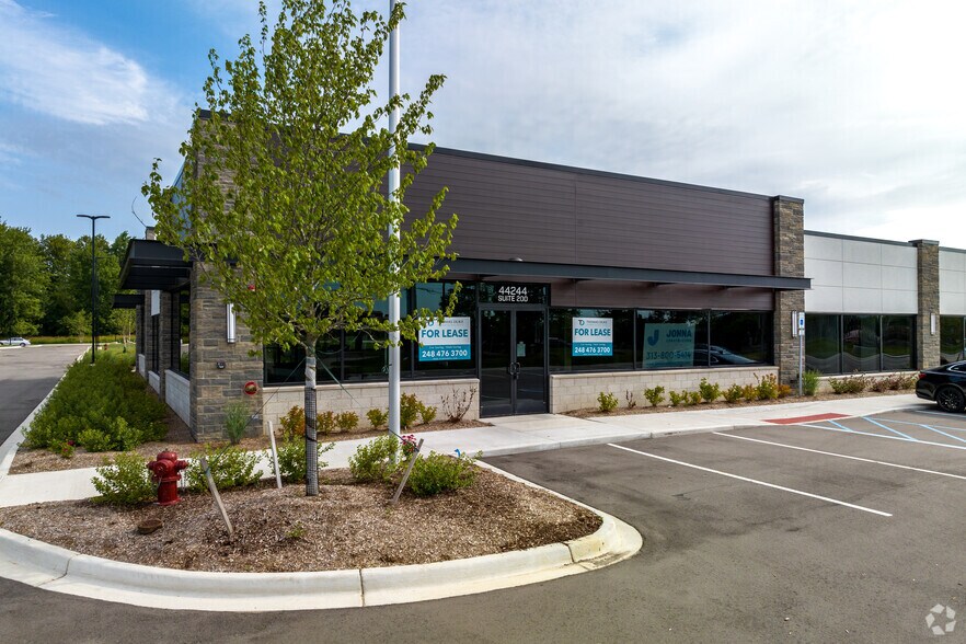 44244-44284 W 12 Mile Rd, Novi, MI à louer - Photo du bâtiment - Image 3 de 17