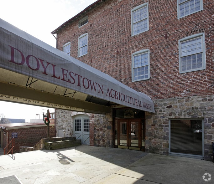 100 S Main St, Doylestown, PA à louer - Photo du bâtiment - Image 2 de 25