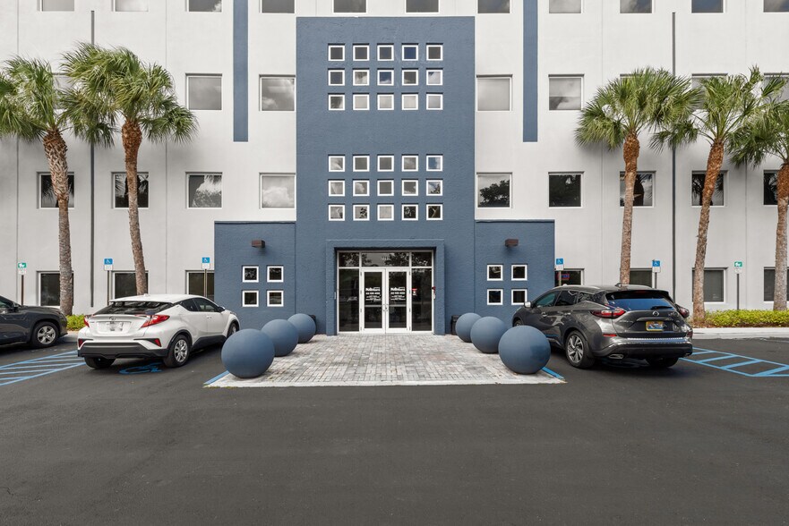 7791 NW 46th St, Doral, FL à louer - Photo du bâtiment - Image 2 de 8