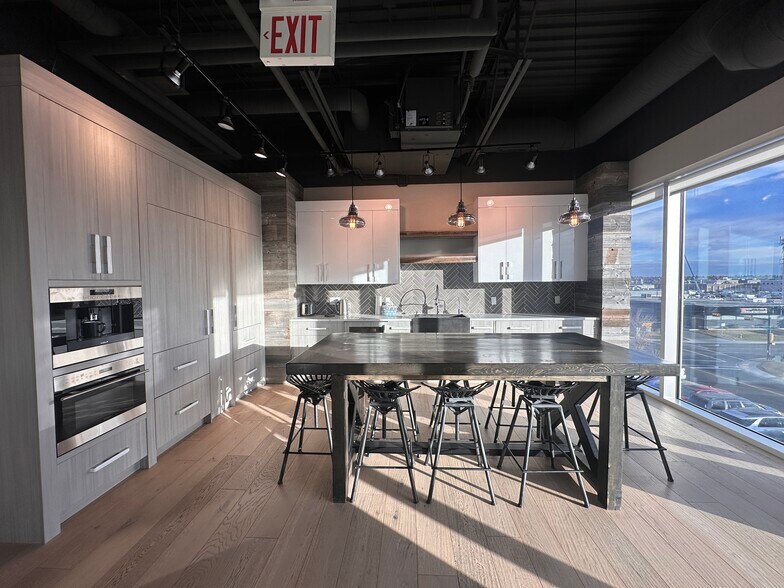 3105-3223 5 Ave NE, Calgary, AB à vendre - Photo du bâtiment - Image 3 de 13