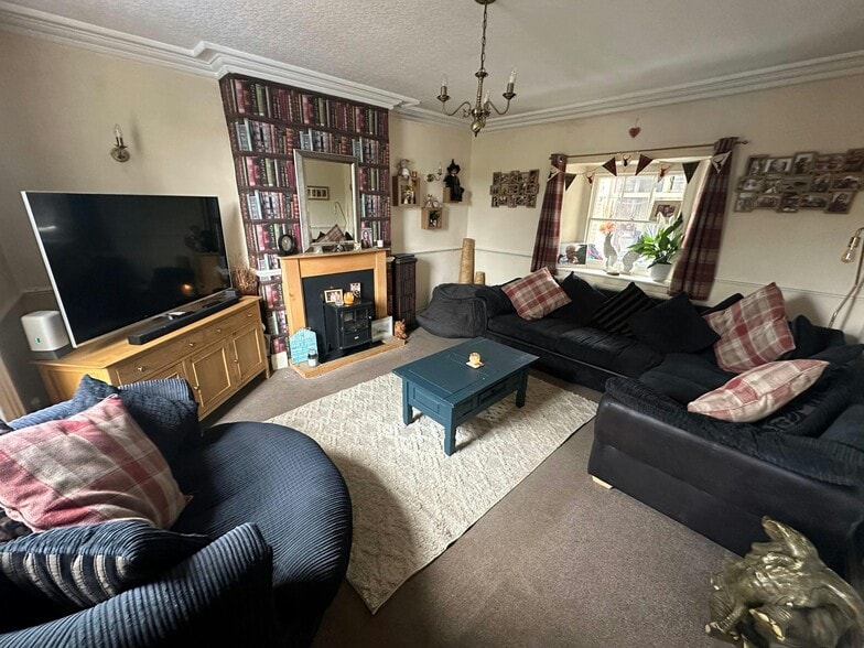 33 Hazlehurst Ln, Chesterfield for sale - Building Photo - Image 2 of 4