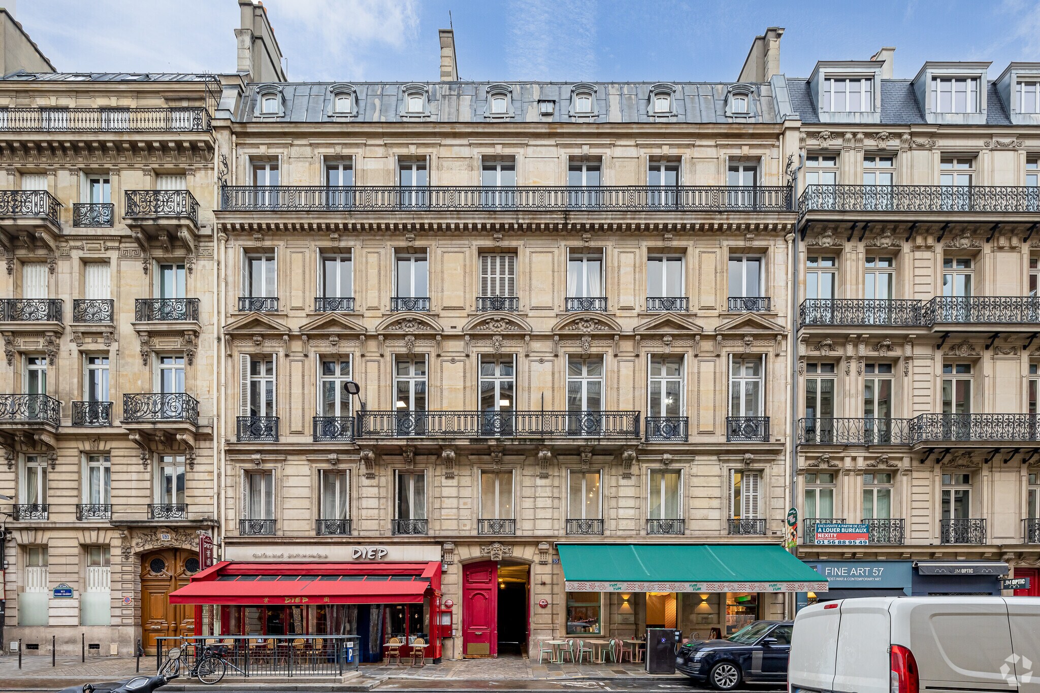 Rue Pierre Charron, Paris for lease Primary Photo- Image 1 of 4