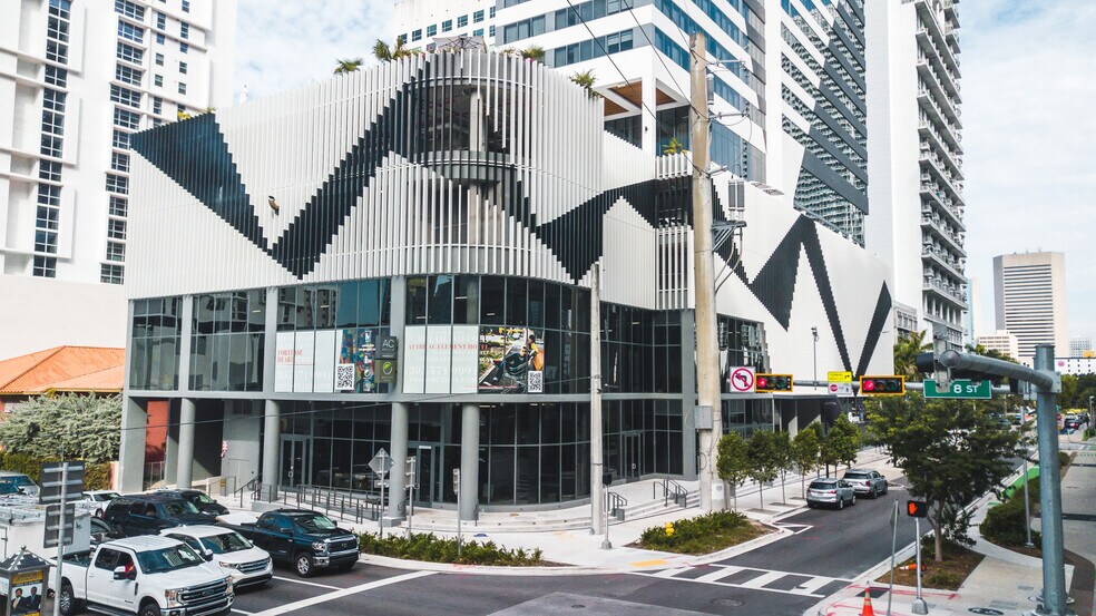 115 SW 8th St, Miami, FL à louer - Photo du bâtiment - Image 2 de 8