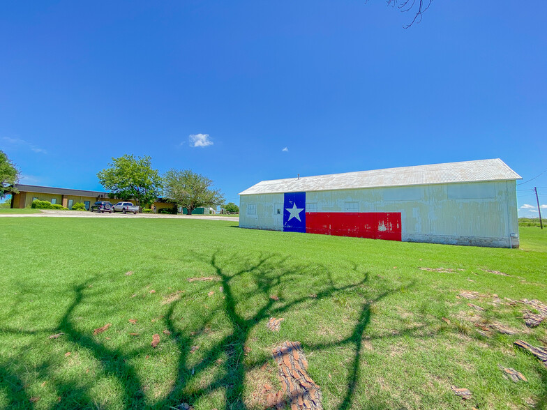 1709 Wigley Rd, Iowa Park, TX for sale - Primary Photo - Image 1 of 33