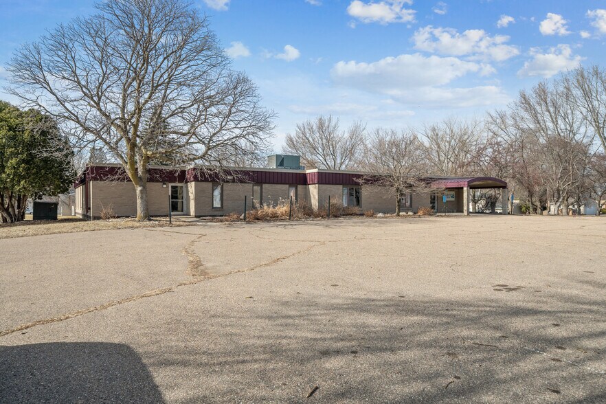 309 Jefferson Ave SW, Watertown, MN for lease - Building Photo - Image 3 of 8