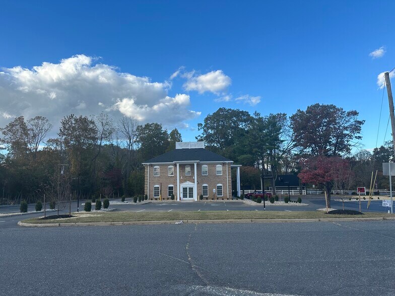 440 State Route 34, Colts Neck, NJ à louer - Photo du bâtiment - Image 2 de 9