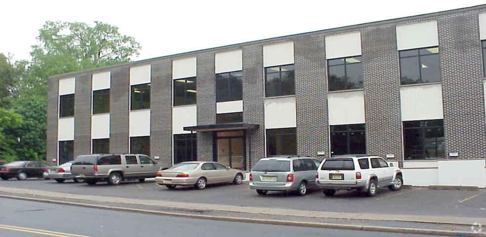 12 Lincoln Blvd, Emerson, NJ for lease - Building Photo - Image 3 of 4