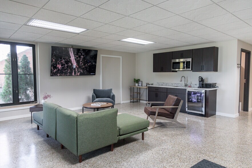 810 Memorial Dr, Chilton, WI à vendre - Photo du bâtiment - Image 2 de 17