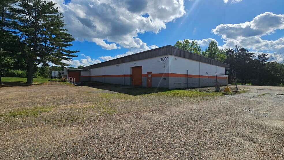 1600 Howard Ave, Fredericksburg, VA à vendre - Photo du bâtiment - Image 3 de 4