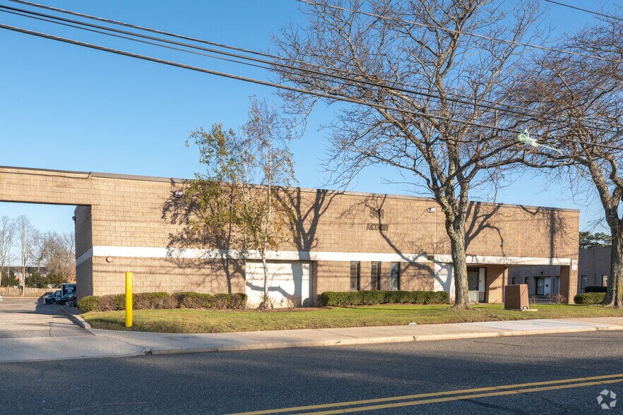 561 Acorn St, Deer Park, NY à louer - Photo principale - Image 1 de 19