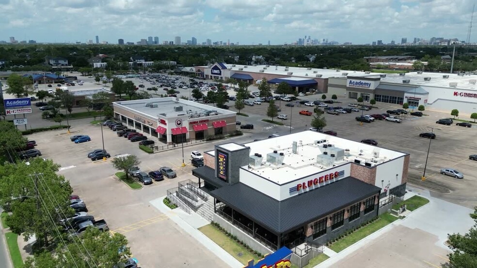 8715 West Loop S, Houston, TX à louer - Vidéo sur l’inscription commerciale - Image 2 de 14