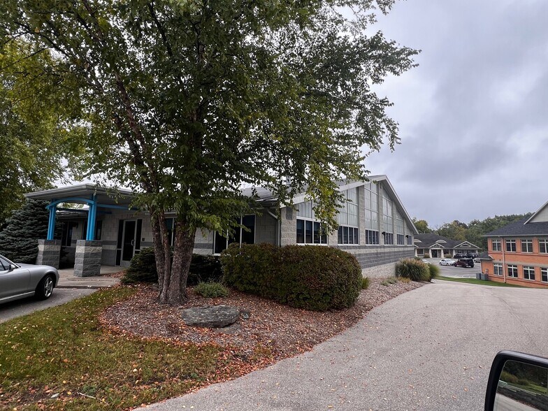 3344 Grand Ridge Dr NE, Grand Rapids, MI à louer - Photo du bâtiment - Image 3 de 16