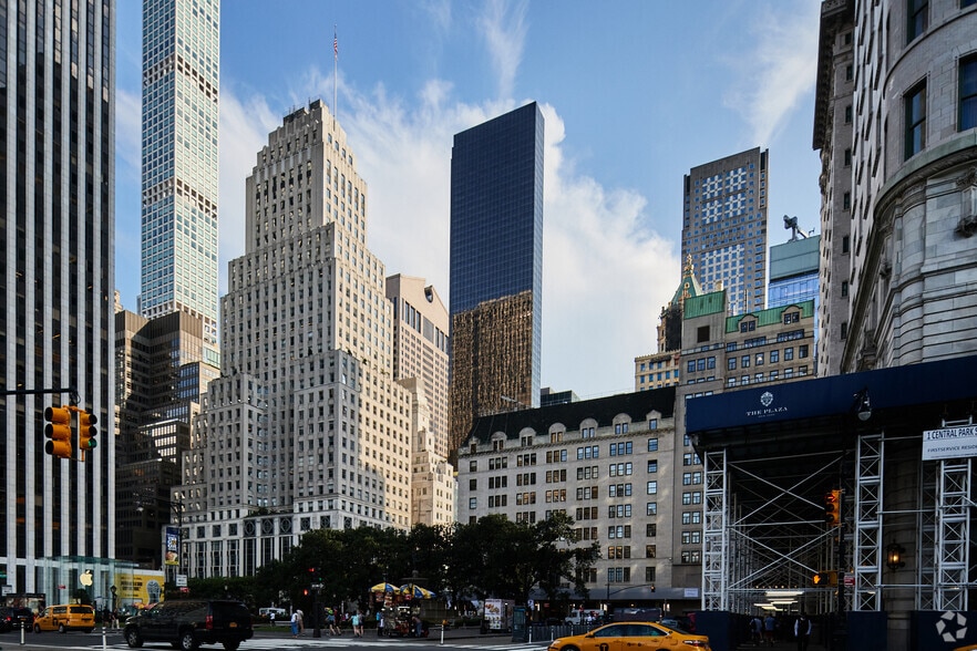 725 Fifth Ave, New York, NY à louer - Photo du bâtiment - Image 2 de 6
