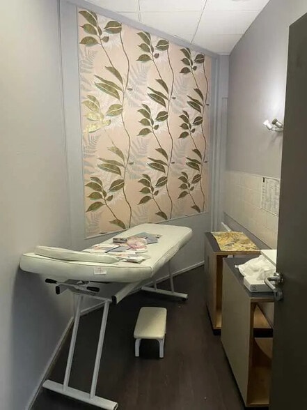 Retail in Charenton-le-Pont for lease - Interior Photo - Image 2 of 3