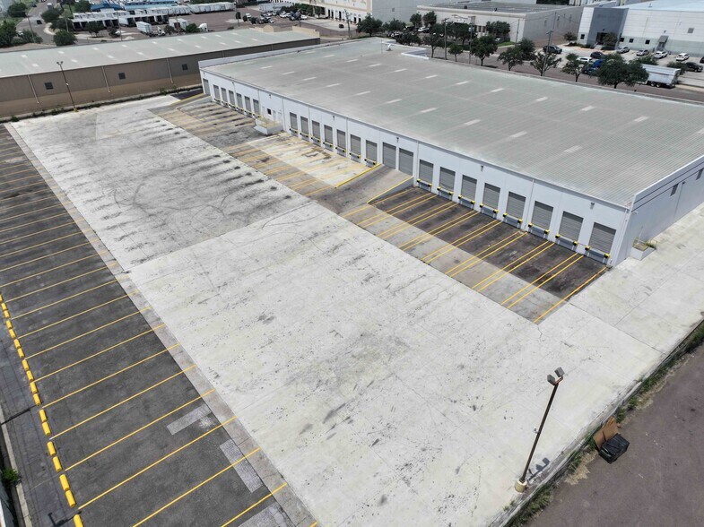 813 Nafta Blvd, Laredo, TX à louer - Photo du bâtiment - Image 2 de 7