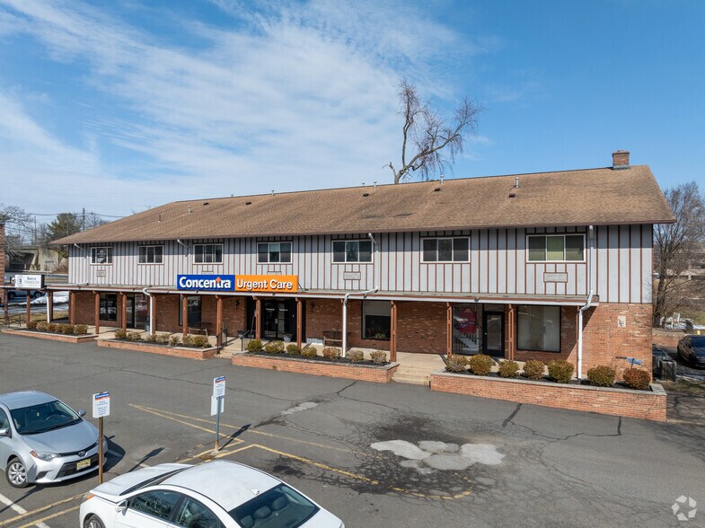 350 Grove St, Bridgewater, NJ à louer - Photo du bâtiment - Image 2 de 21
