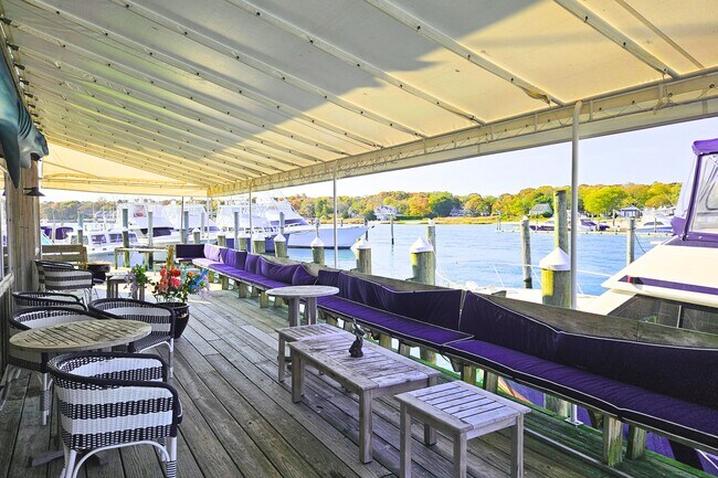 Plus de détails pour 6 Tepee St, Hampton Bays, NY - Commerce de détail à louer