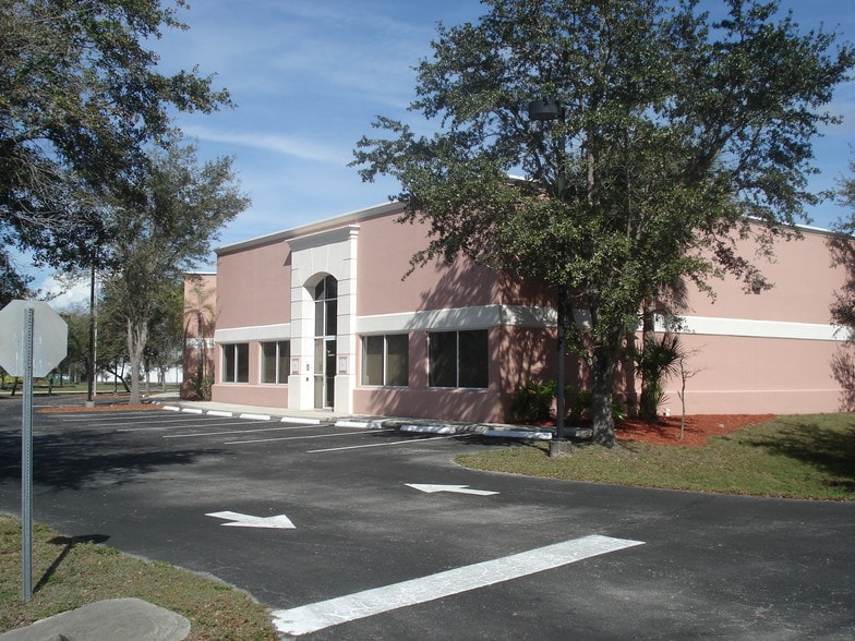 10060 Amberwood Rd, Fort Myers, FL for lease - Building Photo - Image 3 of 8