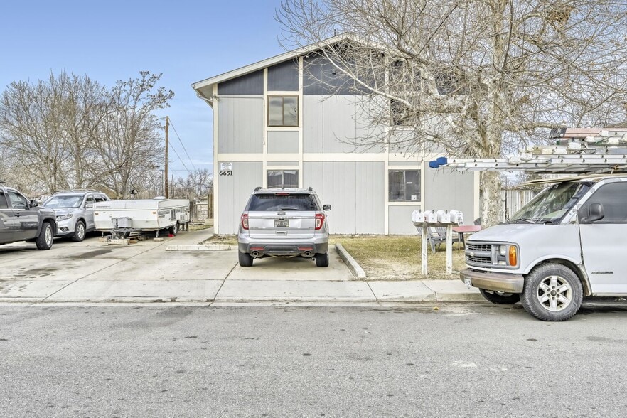 6661 E 63rd Pl, Commerce City, CO à vendre - Photo du bâtiment - Image 3 de 15