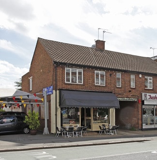 Plus de détails pour 108 Turners Hl, Cheshunt - Commerce de détail à louer