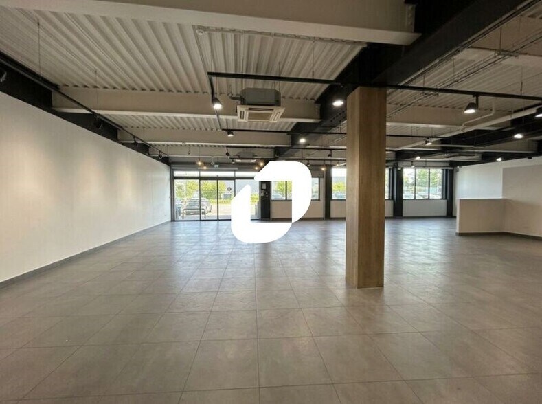 Retail in Saint-Brice-sous-Forêt for lease - Building Photo - Image 2 of 6
