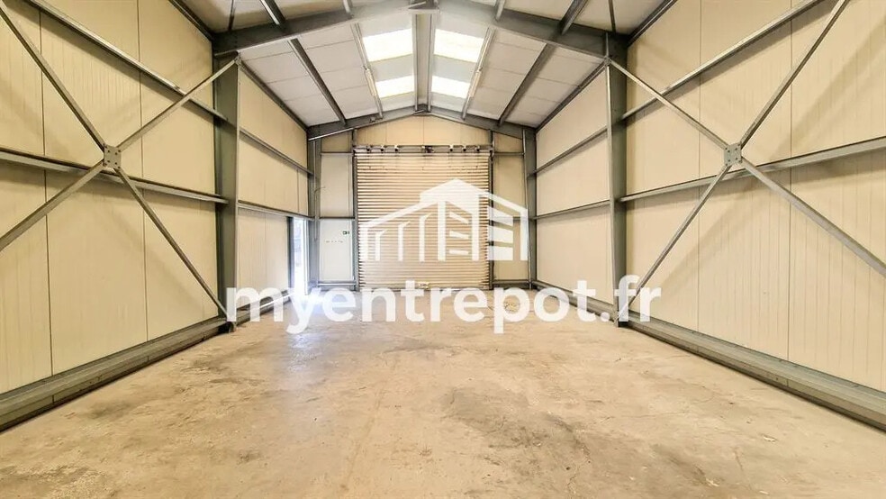 Flex in Marseille for lease - Building Photo - Image 1 of 7