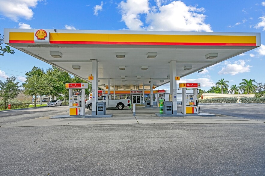 8130 Gladiolus Dr, Fort Myers, FL for sale - Building Photo - Image 2 of 9