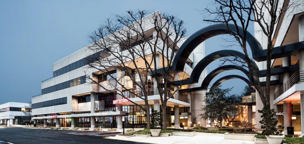 8605 Westwood Center Dr, Vienna, VA à louer - Photo du bâtiment - Image 1 de 2