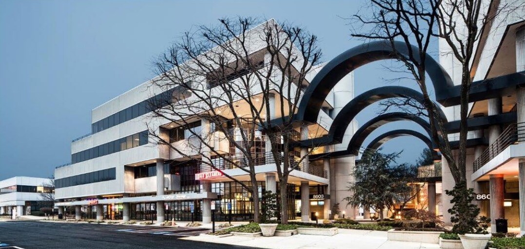 8605 Westwood Center Dr, Vienna, VA à louer Photo du bâtiment- Image 1 de 3