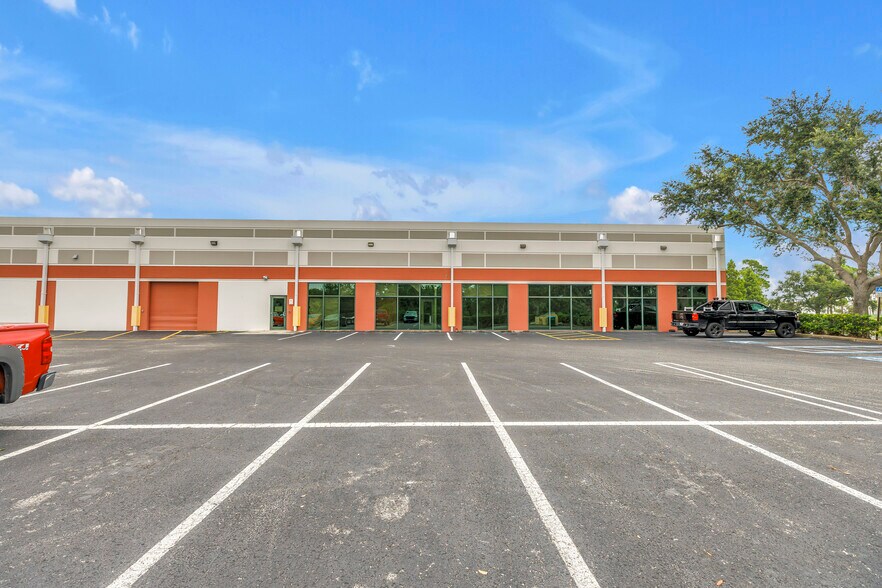 1780 102nd Ave N, Saint Petersburg, FL à louer - Photo du bâtiment - Image 2 de 11