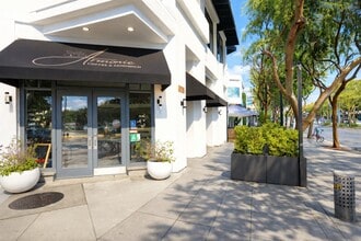 8729-8747 Santa Monica Blvd, West Hollywood, CA à louer Photo du bâtiment- Image 1 de 6