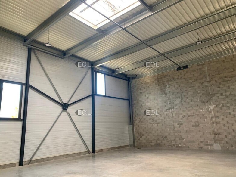 Flex in Brignoles for lease - Interior Photo - Image 3 of 5