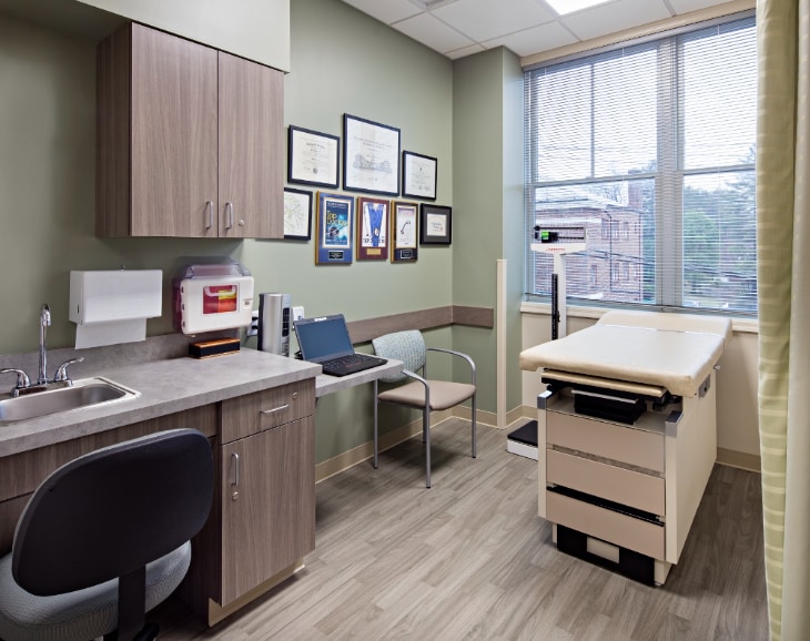 5735 Lawrence St, Flushing, NY à vendre - Photo du bâtiment - Image 3 de 13