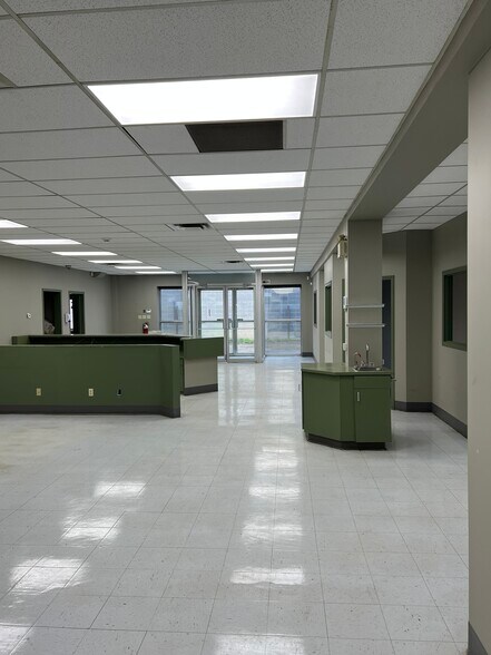 6105 76 Av NW, Edmonton, AB à louer - Photo intérieure - Image 3 de 11