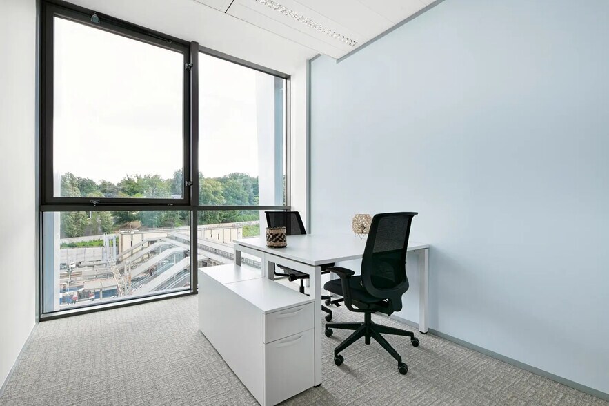 2-12 Parvis Colonel Arnaud Beltrame, Versailles for lease - Interior Photo - Image 3 of 25